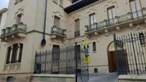 La UEx autoriza la venta de la 'Casa Grande' de Cáceres a la Junta de Extremadura por 2,5 millones de euros La UEx autoriza la venta de la 'Casa Grande' de Cáceres a la Junta de Extremadura por 2,5 millones de euros