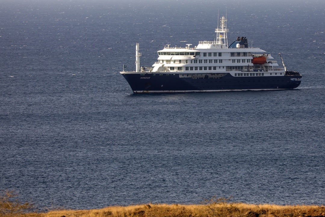 Catorce españoles se encuentran en el crucero en el que se ha declarado un posible brote de hantavirus Catorce españoles se encuentran en el crucero en el que se ha declarado un posible brote de hantavirus