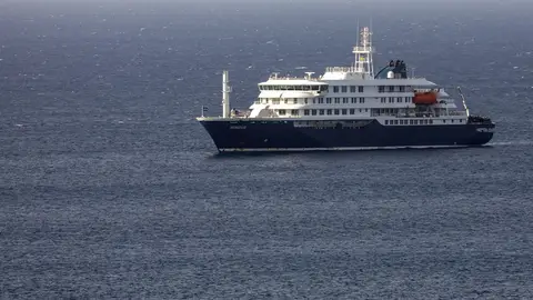 Catorce españoles se encuentran en el crucero en el que se ha declarado un posible brote de hantavirus Cuántos casos de hantavirus han sido detectados en el crucero afectado y cuántos españoles viajan en él