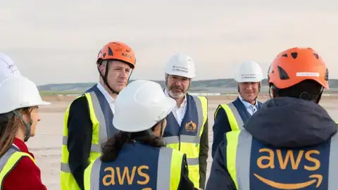 Los centros de AWS en Villanueva y Huesca se construirán en cuatro años El presidente, Jorge Azcón, y altos directivos de AWS en los terrenos de la ampliación de AWS en Villanueva de Gállego