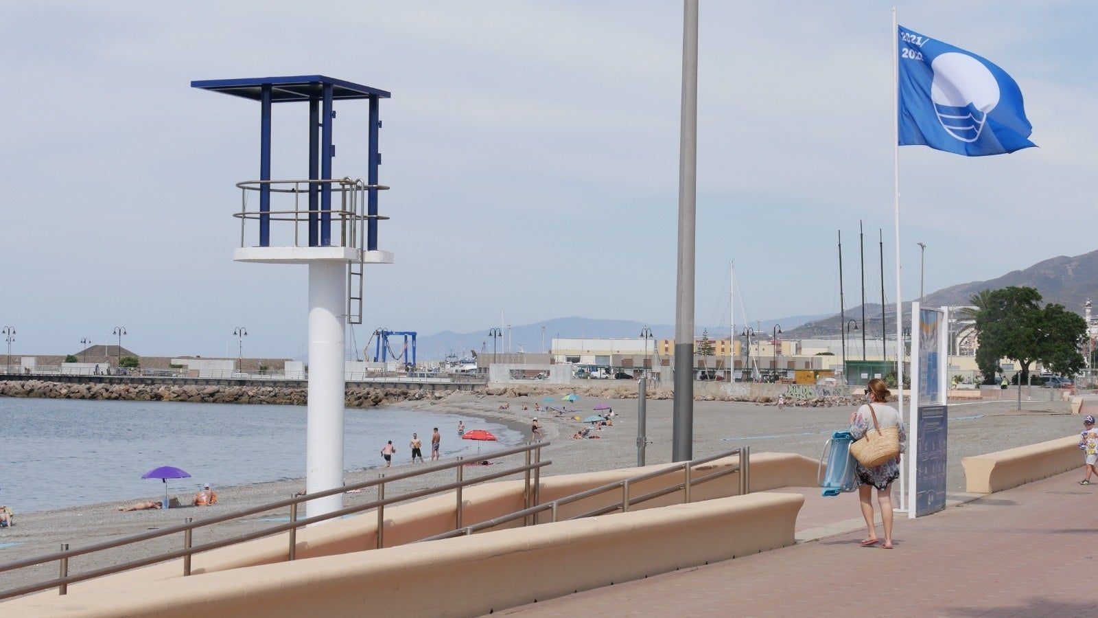 Bandera Azul en una de las playas de Adra (Almería). Bandera Azul en una de las playas de Adra (Almería).