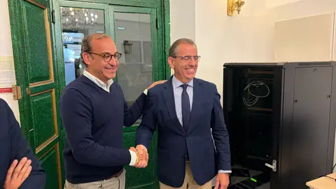 PP y Vox llegan a un acuerdo para aprobar los presupuestos del Ayuntamiento de Cáceres, que superarán los 90 millones Rafael Mateos y Eduardo Gutiérrez estrechan la mano tras anunciar el acuerdo