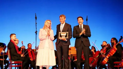 Nuestro compañero Rubén Amón entre la concejala delegada de la plaza de toros, Mari Carmen de España, y el alcalde, Luis Barcala Nuestro compañero Rubén Amón entre la concejala delegada de la plaza de toros, Mari Carmen de España, y el alcalde, Luis Barcala