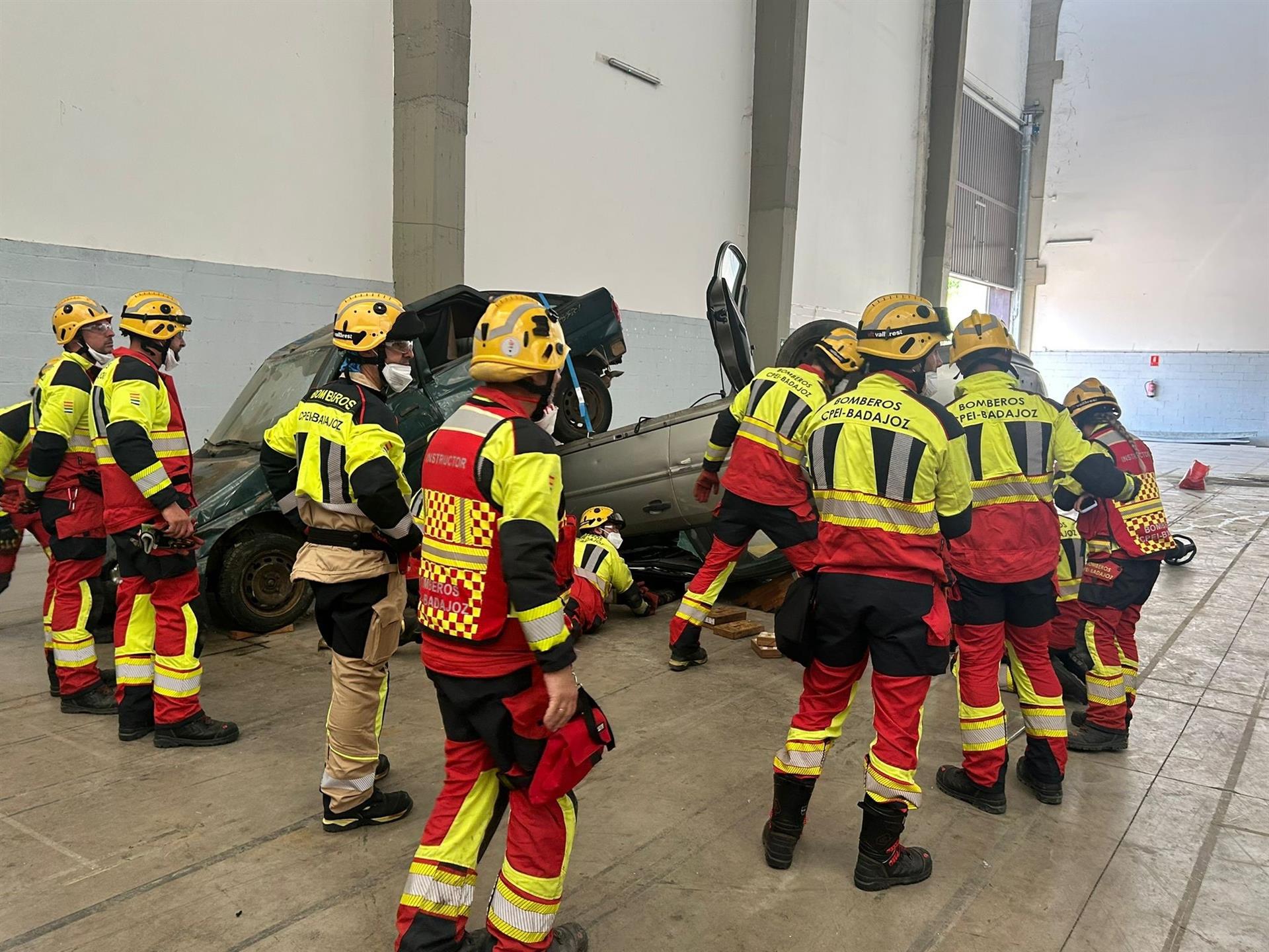 Bomberos de la Diputación de Badajoz entrenan con coches de última generación para reducir tiempos de excarcelación Bomberos de la Diputación de Badajoz entrenan con coches de última generación para reducir tiempos de excarcelación