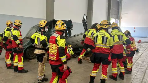 Bomberos de la Diputación de Badajoz entrenan con coches de última generación para reducir tiempos de excarcelación Bomberos de la Diputación de Badajoz entrenan con coches de última generación para reducir tiempos de excarcelación