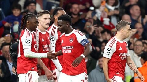 Saka celebra el gol que da la victoria al Arsenal