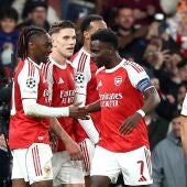 Saka celebra el gol que da la victoria al Arsenal