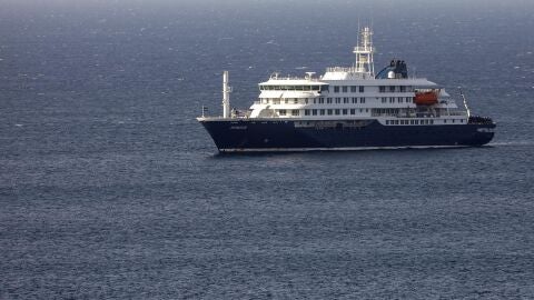 El crucero neerland&eacute;s MV Hondius est&aacute; anclado frente a la costa de la ciudad de Praia, en la isla de Santiago, Cabo Verde, el 4 de mayo de 2026.