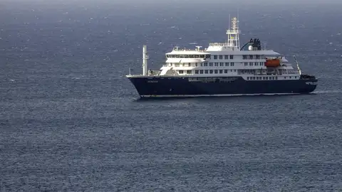El crucero neerlandés MV Hondius está anclado frente a la costa de la ciudad de Praia, en la isla de Santiago, Cabo Verde, el 4 de mayo de 2026. El crucero neerlandés MV Hondius está anclado frente a la costa de la ciudad de Praia, en la isla de Santiago, Cabo Verde, el 4 de mayo de 2026.