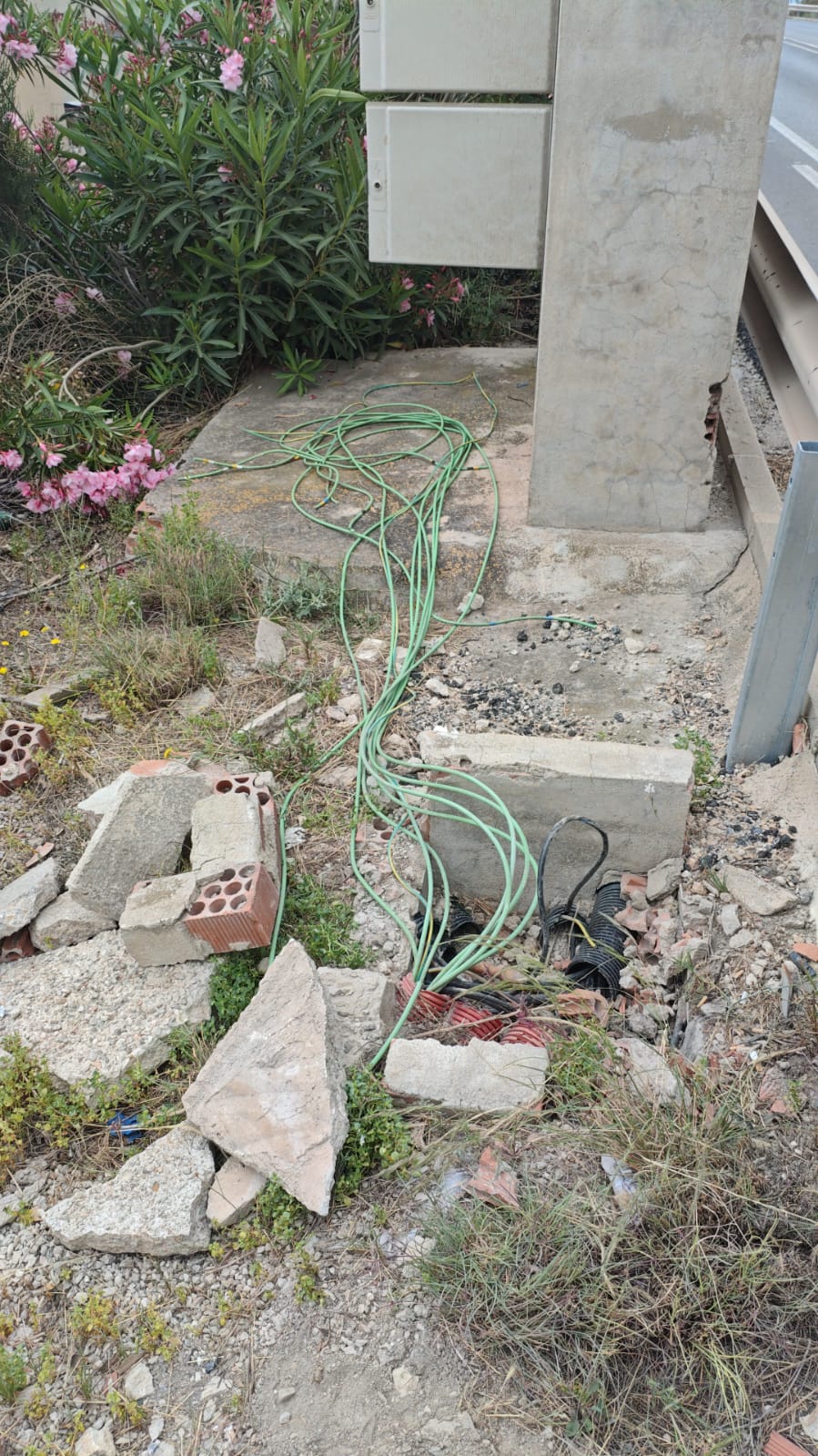 La Concejalía de Infraestructuras trabaja para restablecer el alumbrado público en El Escorratel tras el importante robo de cableado La Concejalía de Infraestructuras trabaja para restablecer el alumbrado público en El Escorratel tras el importante robo de cableado