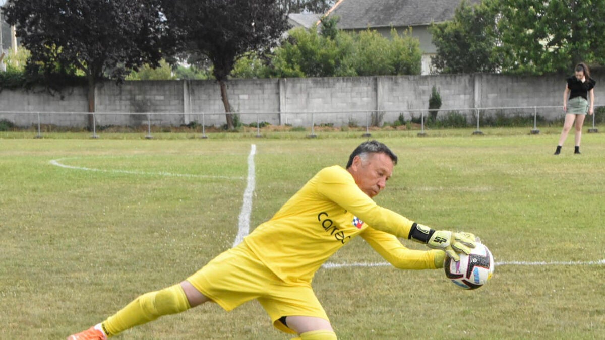 Ángel Mateos, titular a los 70 años en un partido de Tercera RFEF: 