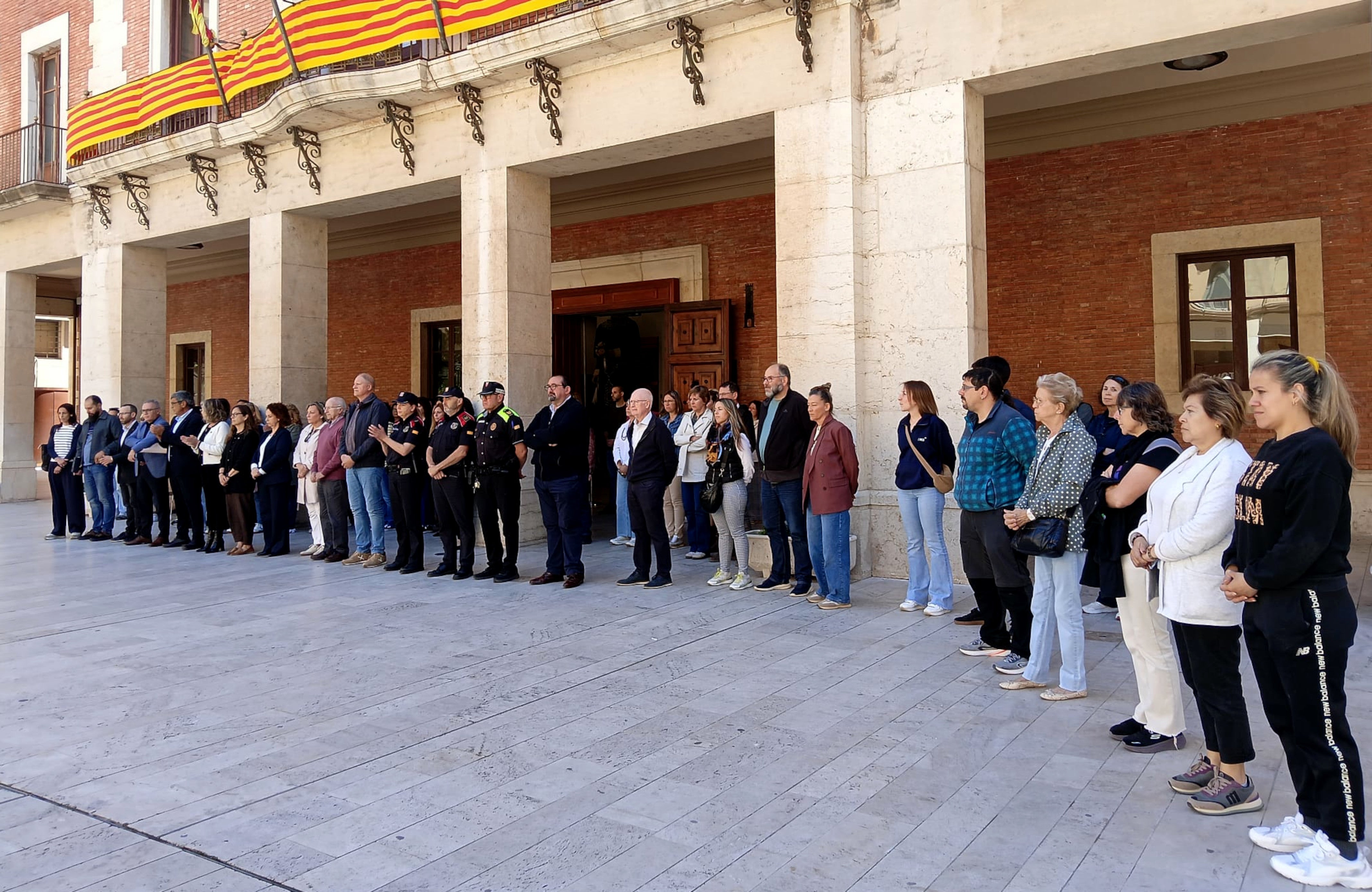 Minut de silenci a Tortosa per condemnar el crim masclista del passat mes de març Minut de silenci a Tortosa per condemnar el crim masclista del passat mes de març