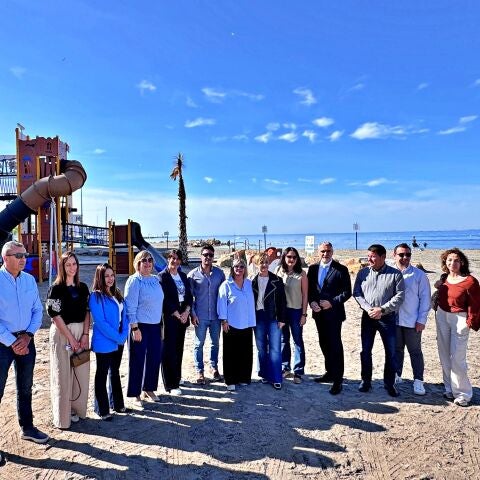 La consellera de Turismo en la visita realizada a la zona renaturalizada en Gran Playa de Santa Pola.