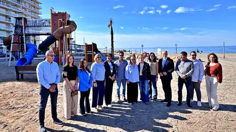 La consellera de Turismo en la visita realizada a la zona renaturalizada en Gran Playa de Santa Pola. La consellera de Turismo en la visita realizada a la zona renaturalizada en Gran Playa de Santa Pola.