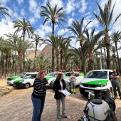 Noelia Grao (izquierda) y Salima Pérez en el Palmeral, comprobando los medios para el servicio de control de mosquitos 