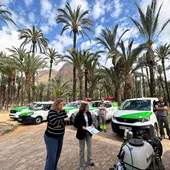 Noelia Grao (izquierda) y Salima Pérez en el Palmeral, comprobando los medios para el servicio de control de mosquitos Noelia Grao (izquierda) y Salima Pérez en el Palmeral, comprobando los medios para el servicio de control de mosquitos