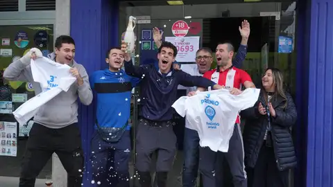 Vecinos de Igorre (Bizkaia) celebran el tercer premio del Sorteo de Navidad Vecinos de Igorre (Bizkaia) celebran el tercer premio del Sorteo de Navidad