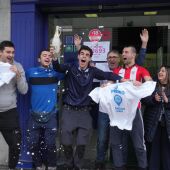 Vecinos de Igorre (Bizkaia) celebran el tercer premio del Sorteo de Navidad