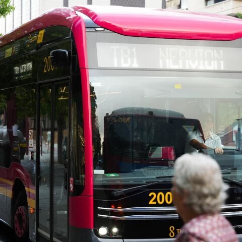 Cinco heridos tras un frenazo del tranvibús para evitar chocar con un vehículo que ignoró un semáforo