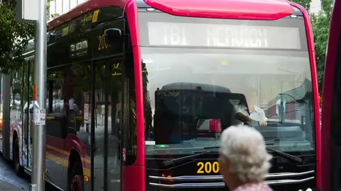 Cinco heridos tras un frenazo del tranvibús para evitar chocar con un vehículo que ignoró un semáforo Cinco heridos tras un frenazo del tranvibús para evitar chocar con un vehículo que ignoró un semáforo