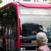 Cinco heridos tras un frenazo del tranvibús para evitar chocar con un vehículo que ignoró un semáforo