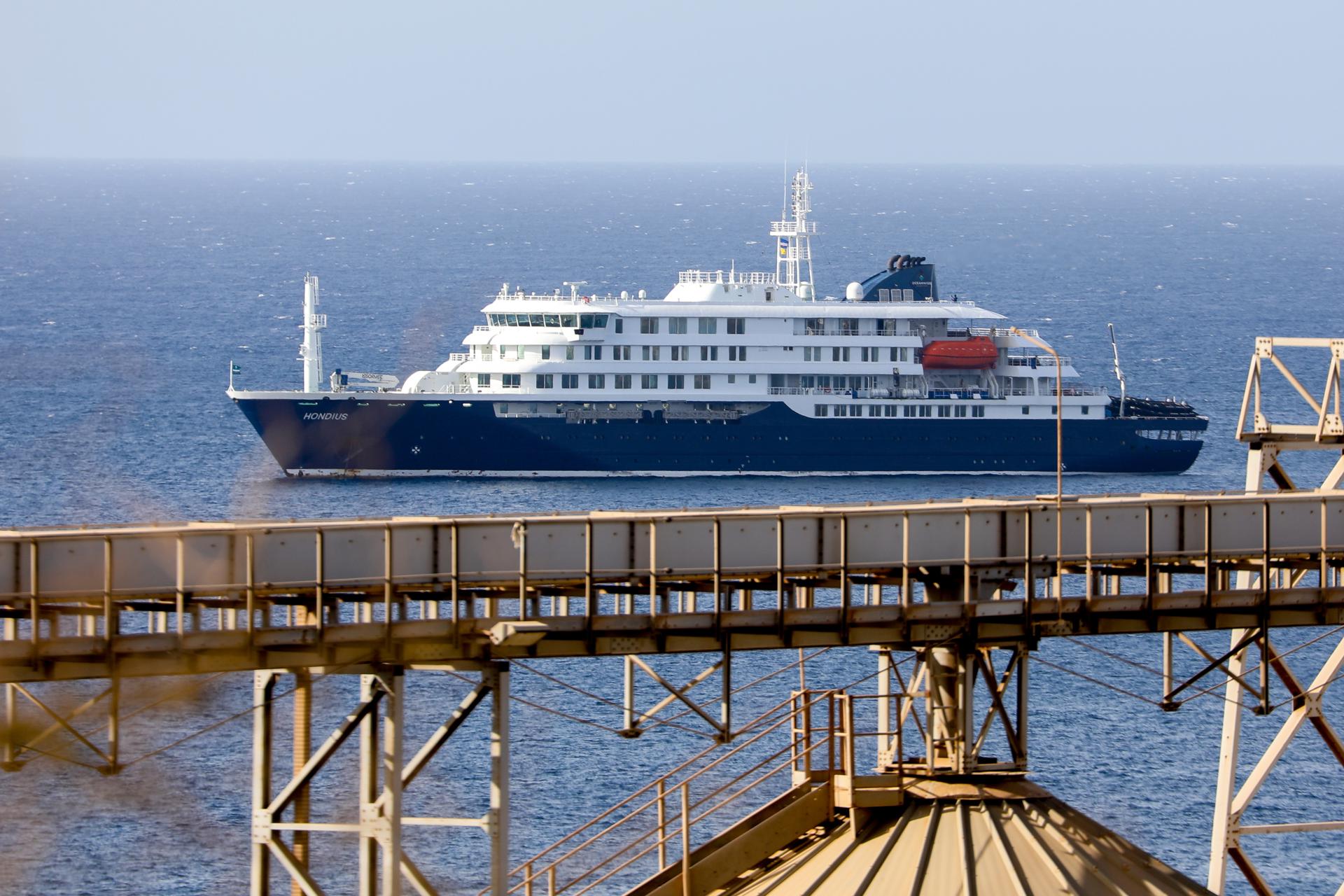 El crucero holandés MV Hondius, anclado frente a la costa de la ciudad de Praia, en la isla de Santiago, Cabo Verde. El crucero holandés MV Hondius, anclado frente a la costa de la ciudad de Praia, en la isla de Santiago, Cabo Verde.
