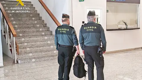 Patrulla de la Guardia Civil en el aeropuerto Seve Ballesteros Patrulla de la Guardia Civil en el aeropuerto Seve Ballesteros