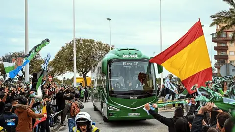 La afición del Elche, en el recibimiento al autobús en el partido ante el Mallorca. La afición del Elche, en el recibimiento al autobús en el partido ante el Mallorca.