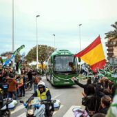 La afición del Elche, en el recibimiento al autobús en el partido ante el Mallorca.