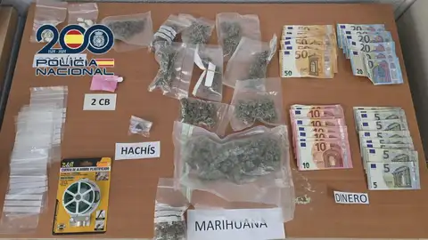 Dinero, drogas y otros objetos decomisados a la detenida Dinero, drogas y otros objetos decomisados a la detenida