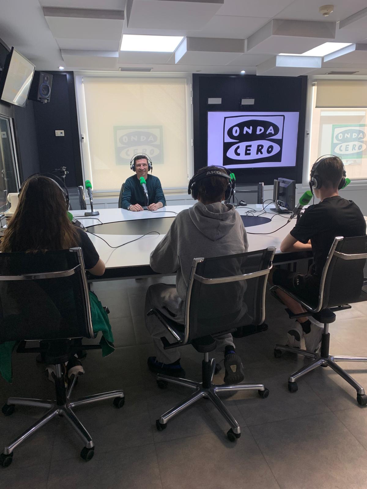 Un projecte de ràdio escolar impulsa el pensament crític entre alumnes de Barcelona Un projecte de ràdio escolar impulsa el pensament crític entre alumnes de Barcelona