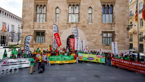 Los sindicatos STEPV, CSIF, CCOO y UGT, que han convocado huelga indefinida del profesorado a partir del 11 de mayo, se concentran ante el Palau de la Generalitat. Los sindicatos STEPV, CSIF, CCOO y UGT, que han convocado huelga indefinida del profesorado a partir del 11 de mayo, se concentran ante el Palau de la Generalitat.