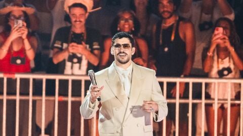 Bad Bunny en S&atilde;o Paulo, con la grada 'Los Vecinos' detr&aacute;s