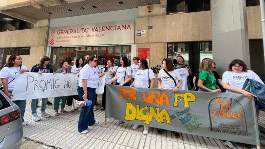 Concentraci&oacute;n de la comunidad educativa del IES Victoria Kent en Alicante.