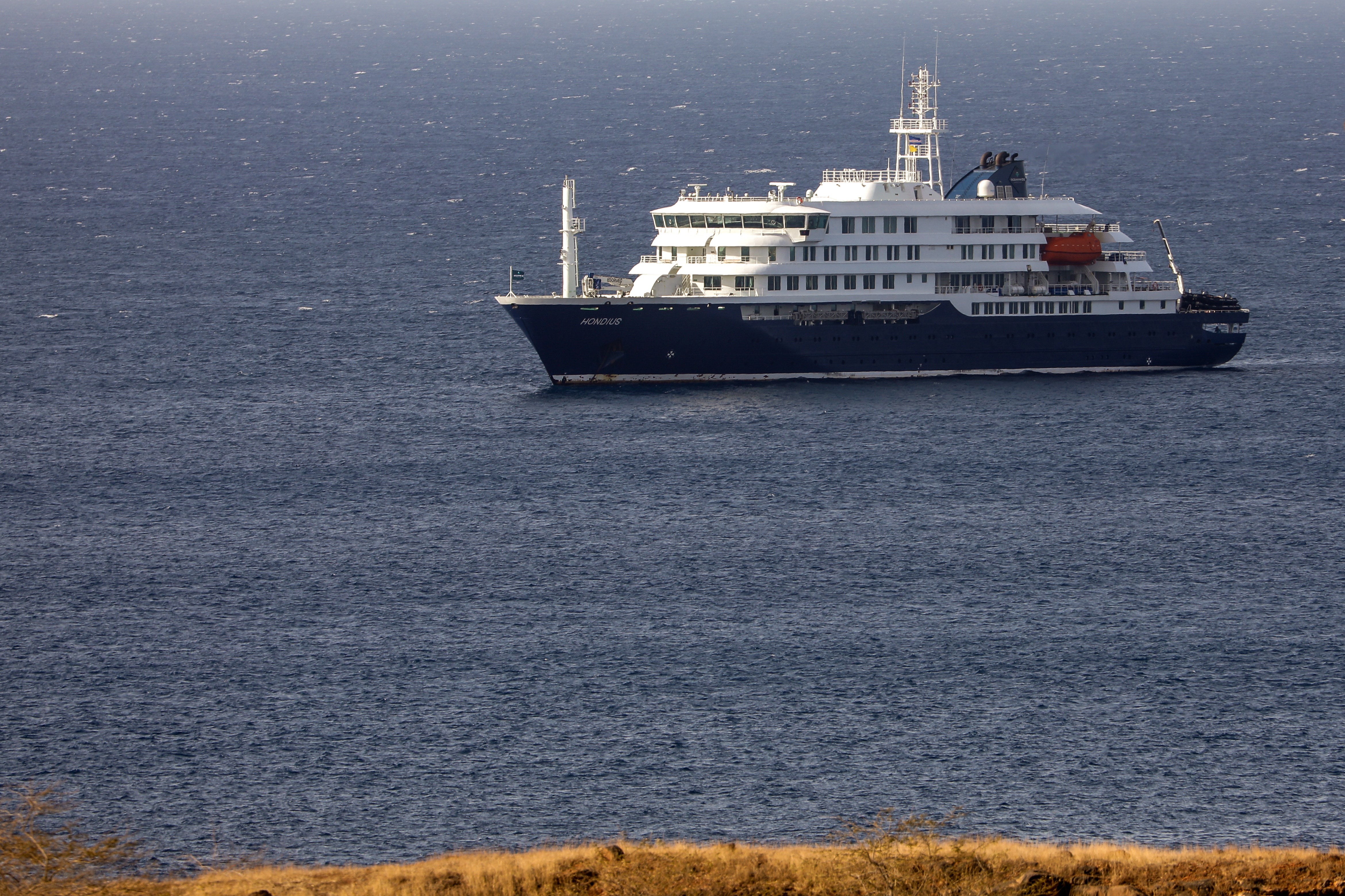 El crucero neerlandés MV Hondius, fotografiado el 4 de mayo frente a la costa de la ciudad de Praia, en la isla de Santiago, Cabo Verde. El crucero neerlandés MV Hondius, fotografiado el 4 de mayo frente a la costa de la ciudad de Praia, en la isla de Santiago, Cabo Verde.