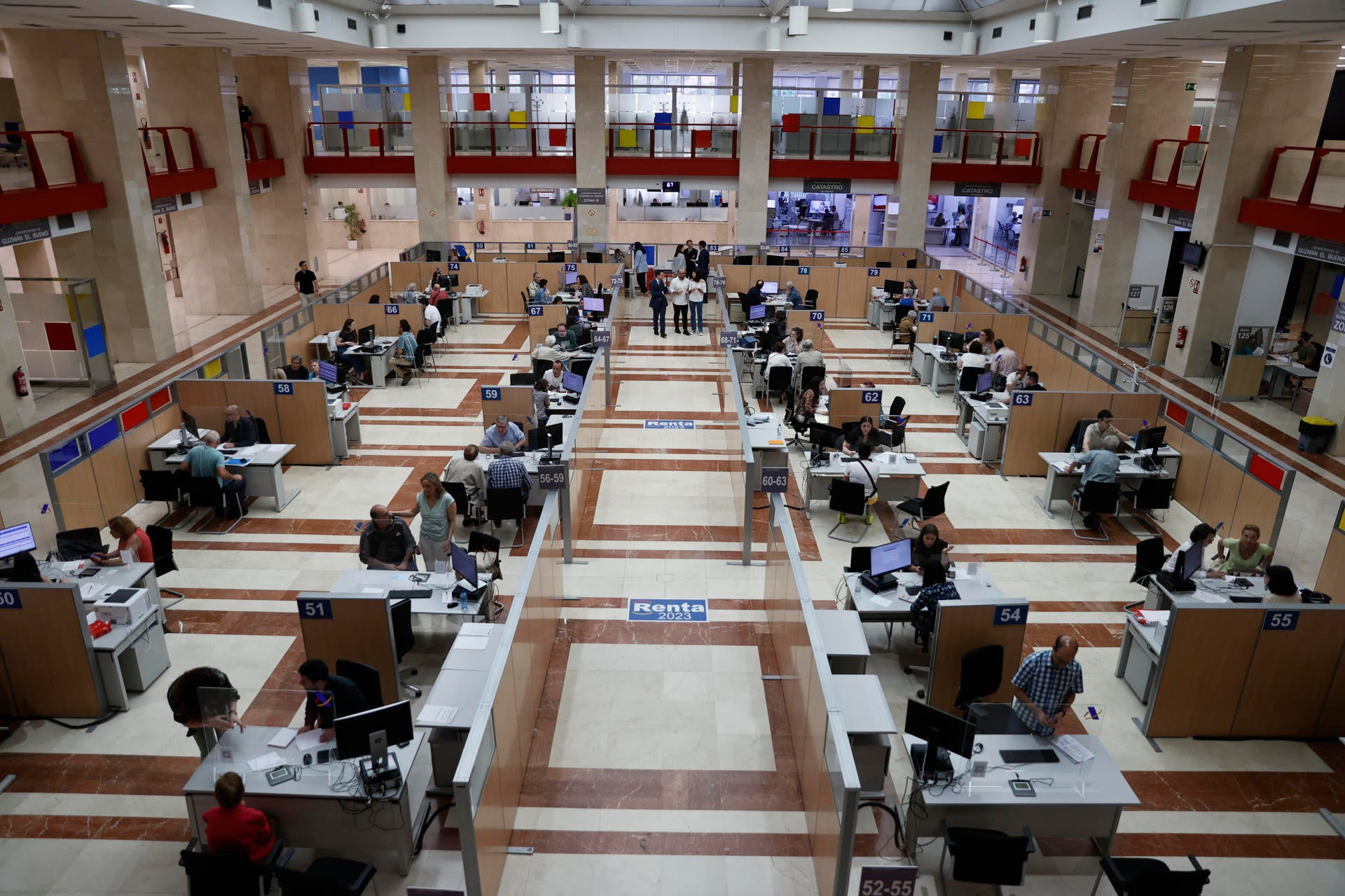 Imagen de archivo de la sala de atención presencial de la declaración de la renta en oficinas de la Agencia Tributaria. Imagen de archivo de la sala de atención presencial de la declaración de la renta en oficinas de la Agencia Tributaria.