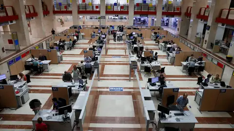 Imagen de archivo de la sala de atención presencial de la declaración de la renta en oficinas de la Agencia Tributaria. Imagen de archivo de la sala de atención presencial de la declaración de la renta en oficinas de la Agencia Tributaria.