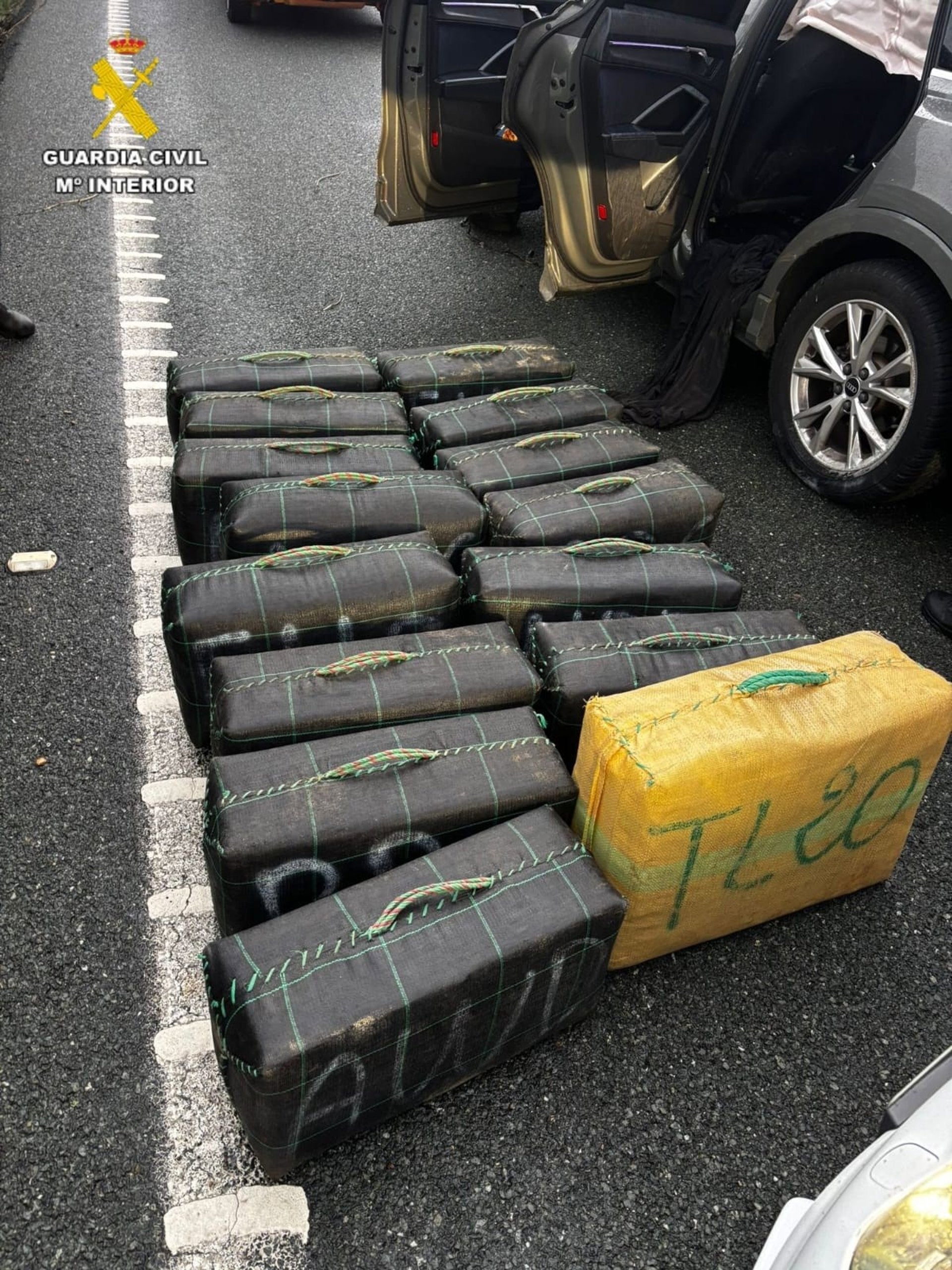 Detenido con 540kg de hachís en su coche tras huir por la autovía en Sevilla Detenido con 540kg de hachís en su coche tras huir por la autovía en Sevilla