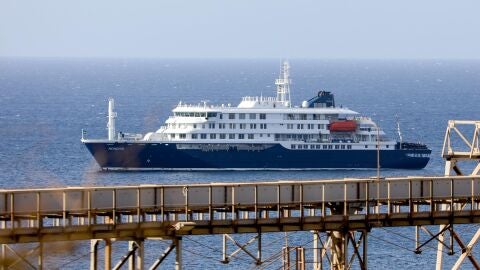 El crucero holand&eacute;s MV Hondius se encuentra anclado frente a la costa de la ciudad de Praia, en la isla de Santiago, Cabo Verde