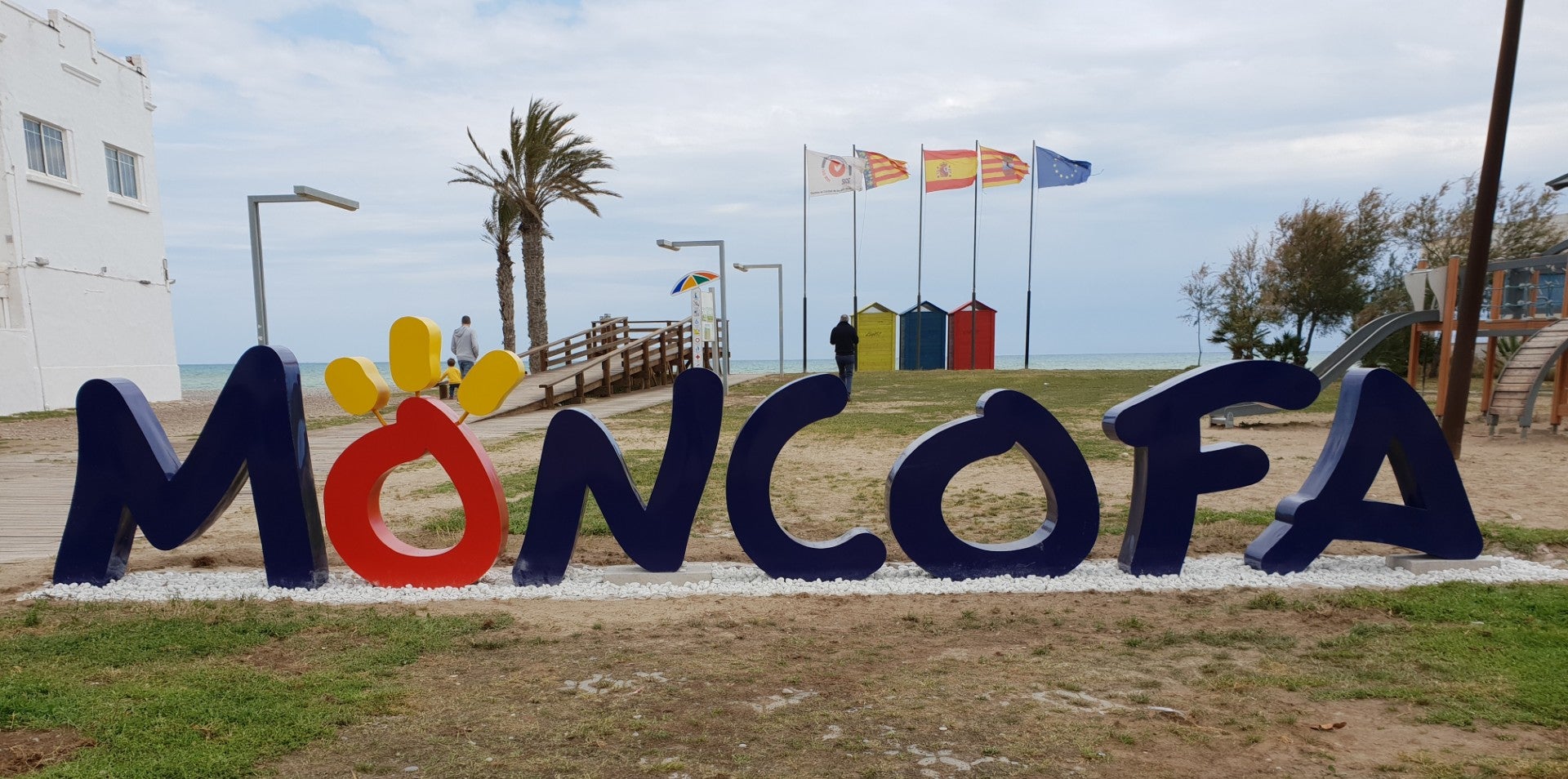 El litoral de Moncofa se afianza como referente en la Comunitat con cuatro Banderas Azules El litoral de Moncofa se afianza como referente en la Comunitat con cuatro Banderas Azules