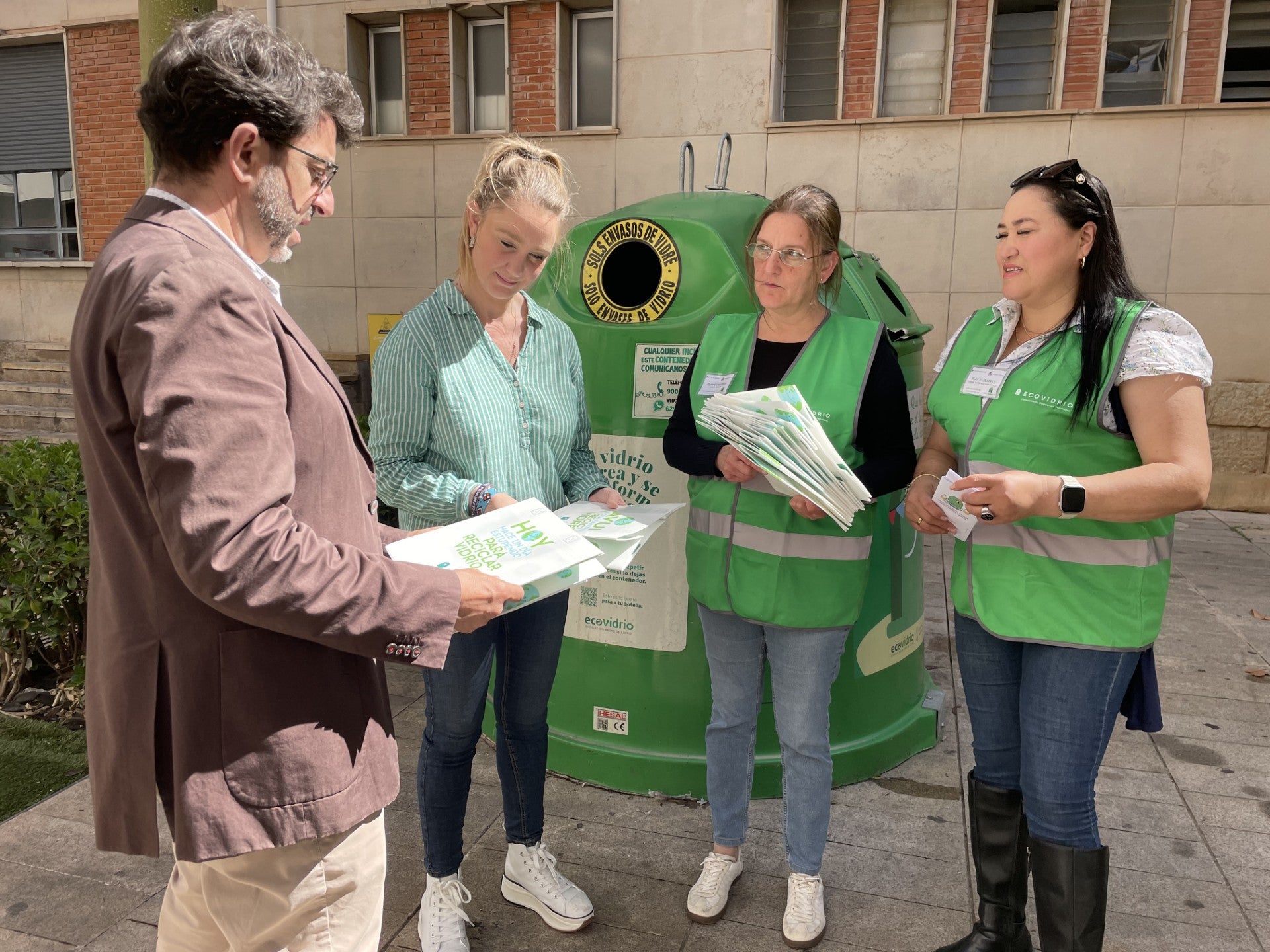 Vila-real impulsa una campaña innovadora con inteligencia artificial para mejorar el reciclaje de vidrio Vila-real impulsa una campaña innovadora con inteligencia artificial para mejorar el reciclaje de vidrio