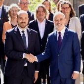 Albert Dalmau i Jaume Collboni, abans de celebrar-se al Palau de la Generalitat la tercera Comissió Bilateral de la legislatura