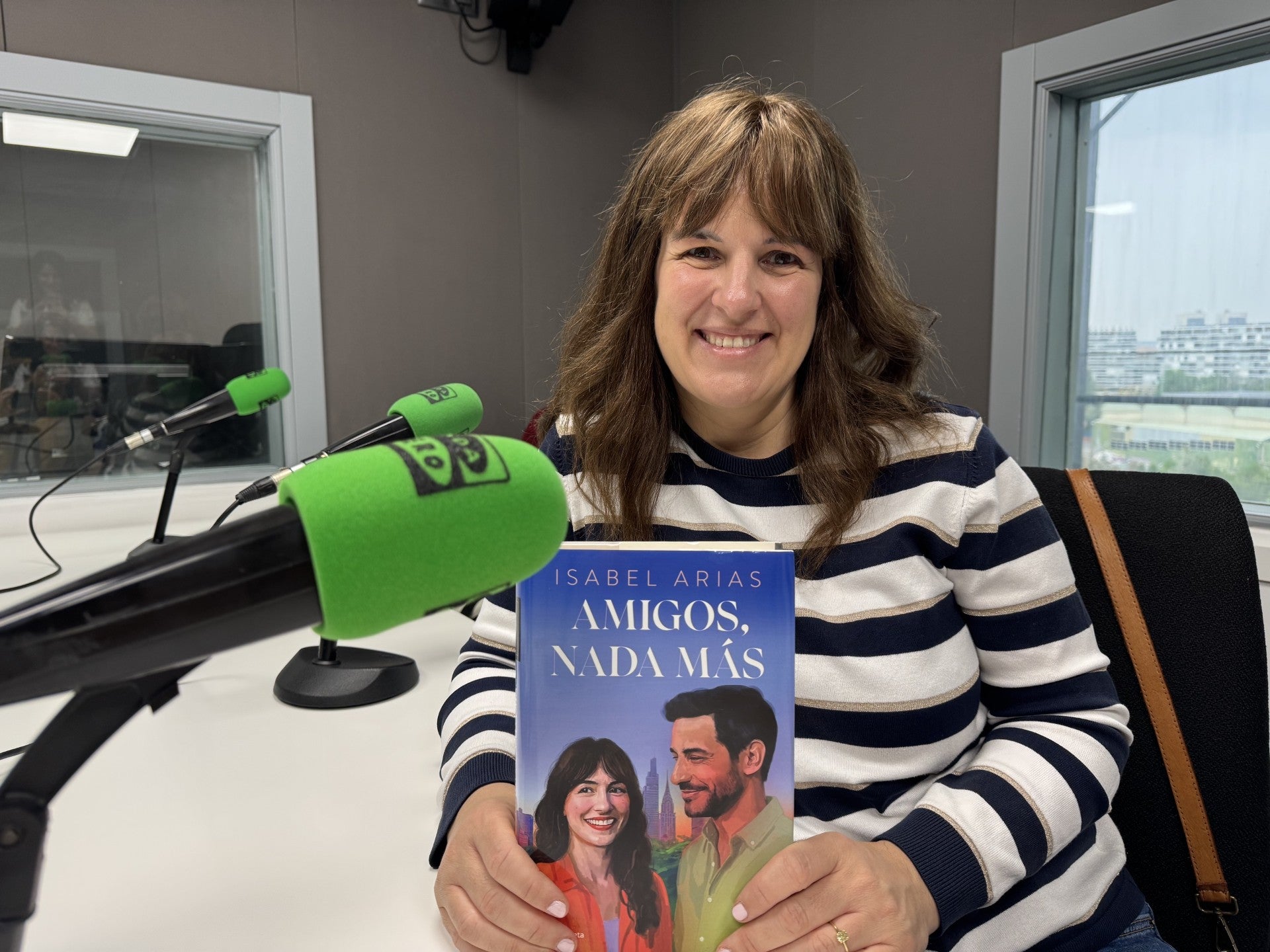 Isabel Arias indaga en la amistad entre hombres y mujeres en "Amigos, nada más" Isabel Arias indaga en la amistad entre hombres y mujeres en "Amigos, nada más"