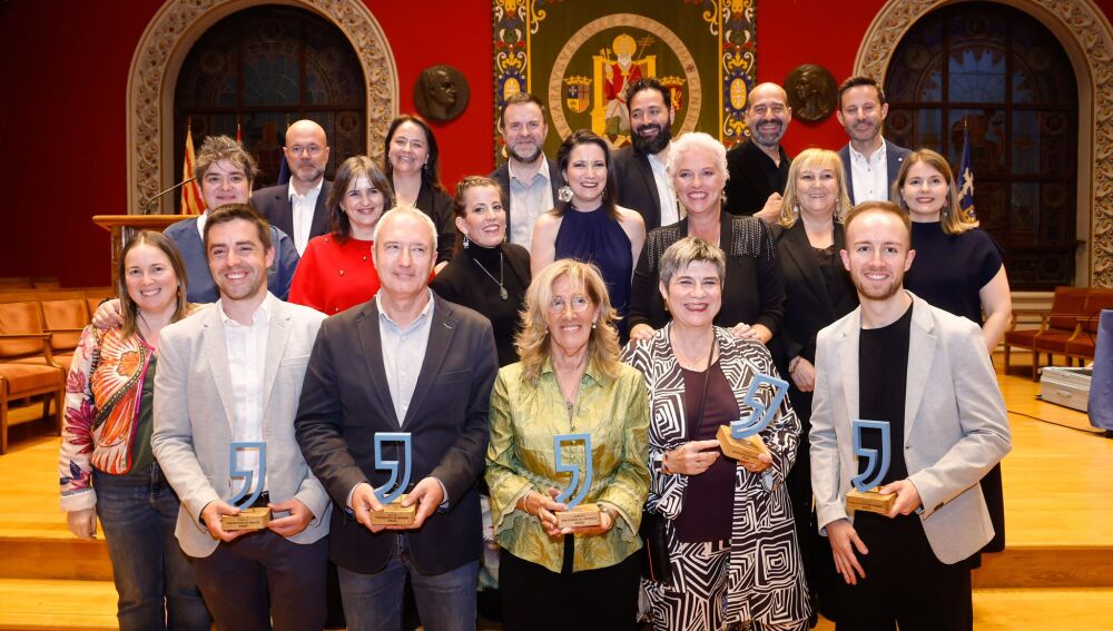 Galardonados y Junta de la Asociación Periodistas de Aragón