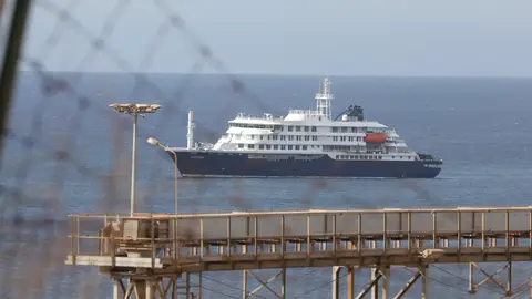 Así será la evacuación de los pasajeros del MV Hondius cuando fondee en Tenerife: en lanchas al puerto y por carretera al avión Así será la evacuación de los pasajeros del MV Hondius cuando fondee en Tenerife: en lanchas al puerto y por carretera al avión
