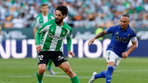 Isco controla el balón en presencia de Santi Cazorla en el Betis-Oviedo. Isco controla el balón en presencia de Santi Cazorla en el Betis-Oviedo.