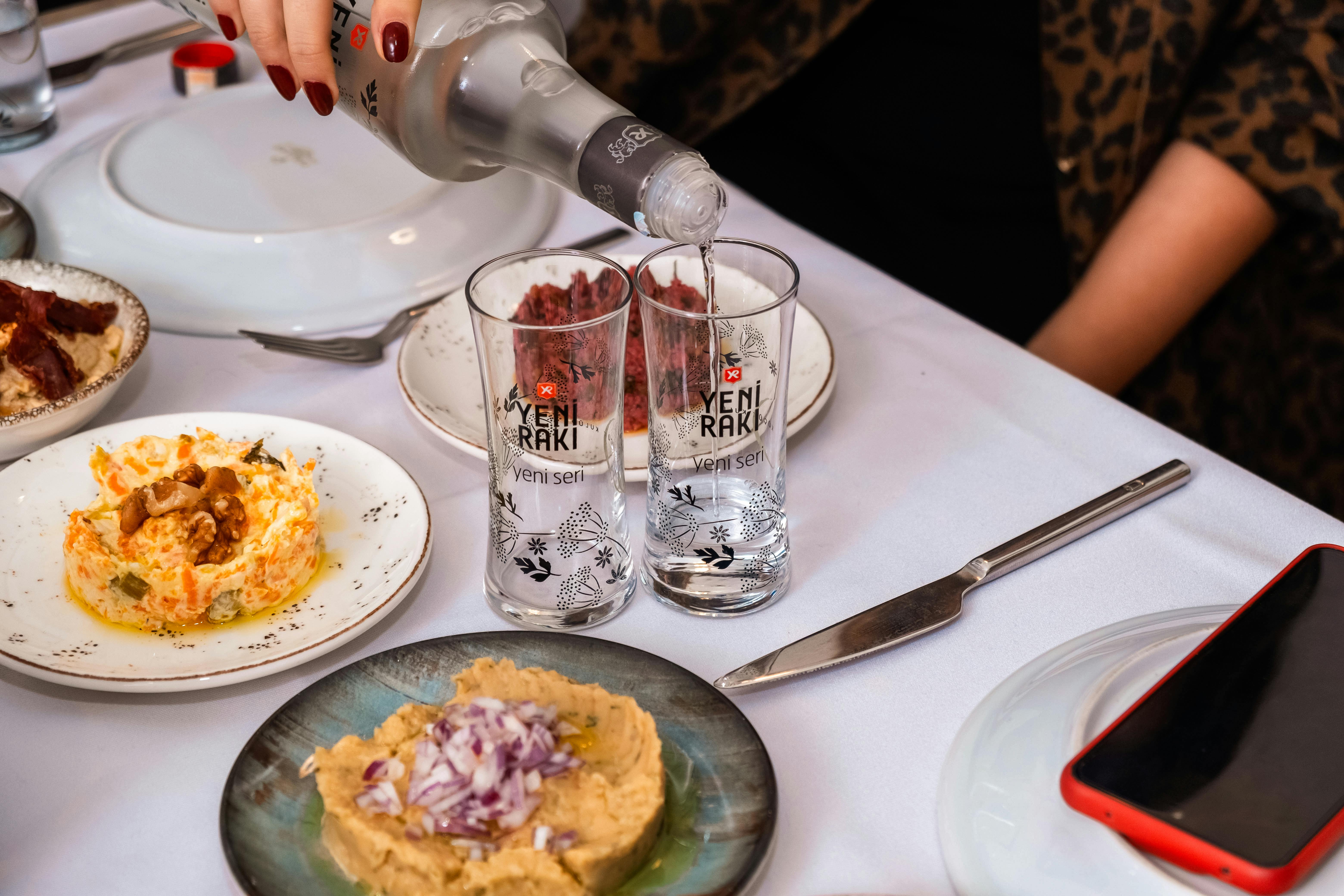 Turquía y su gastronomía: mezzes, kebabs y la herencia del Imperio Otomano Turquía y su gastronomía: mezzes, kebabs y la herencia del Imperio Otomano