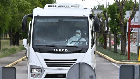 Imagen del conductor del autobús que transporta a los 14 españoles del Hondius Imagen del conductor del autobús que transporta a los 14 españoles del Hondius