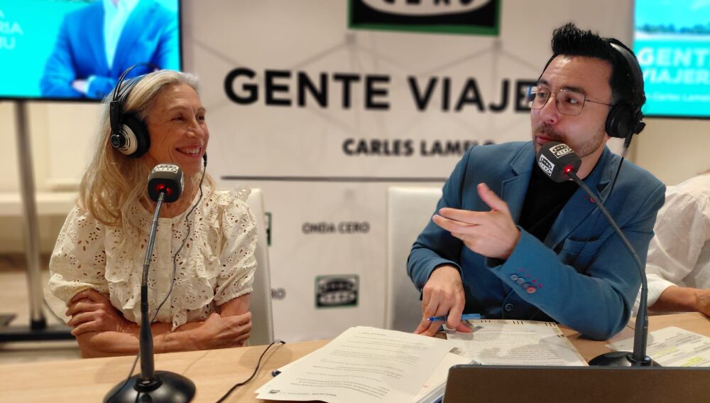 Carles Lamelo hablando con Carmen Ferrer durante el programa Gente Viajera
