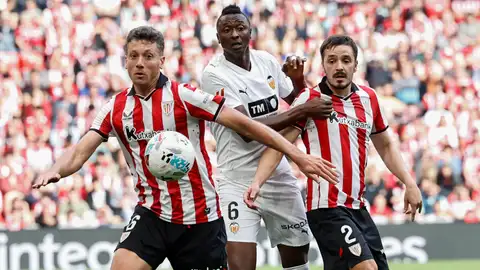 El Valencia frena la carrera europea del Athletic y acaricia la salvación El Valencia frena la carrera europea del Athletic y acaricia la salvación